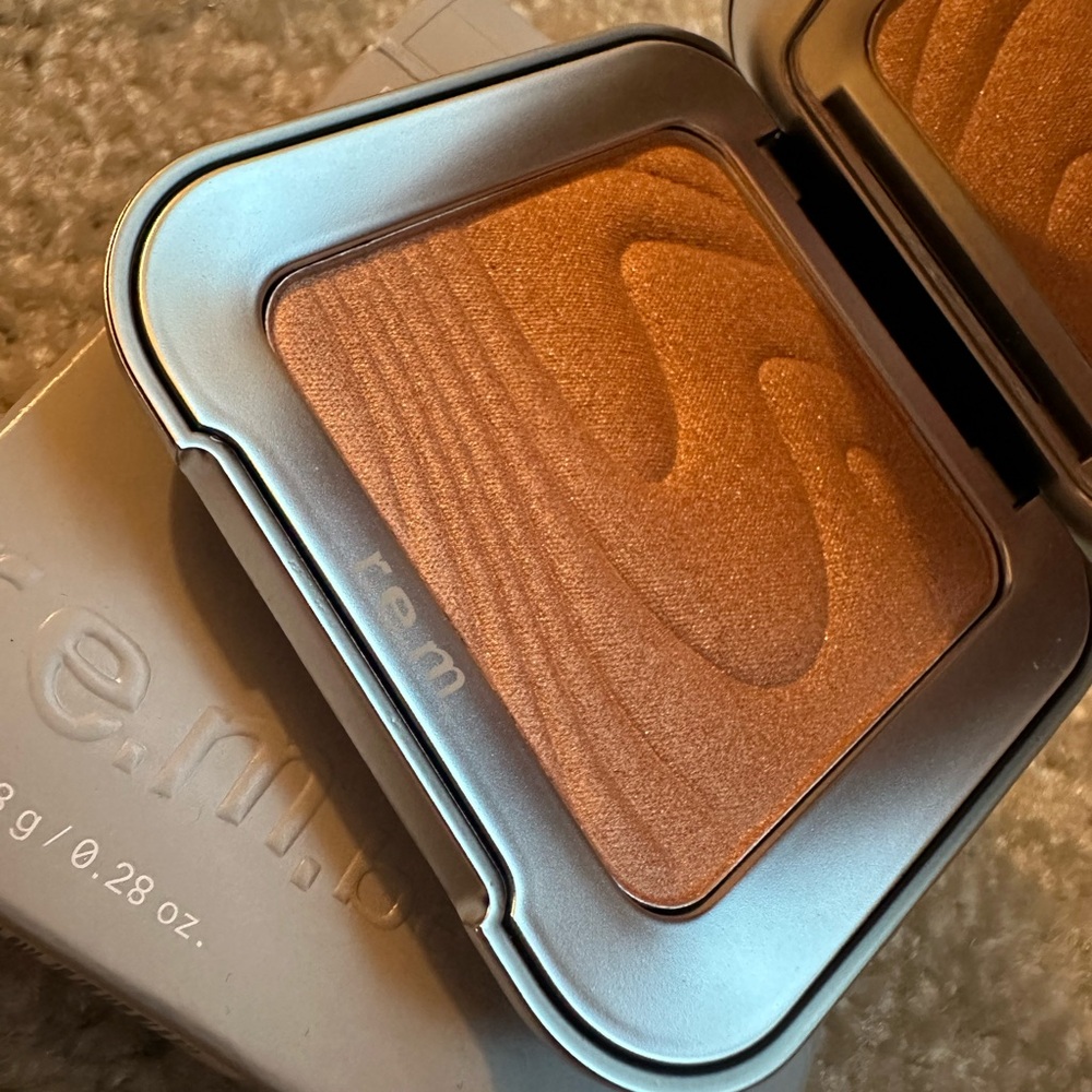R.e.m. beauty Interstellar Highlighter Topper in Miss Saturn